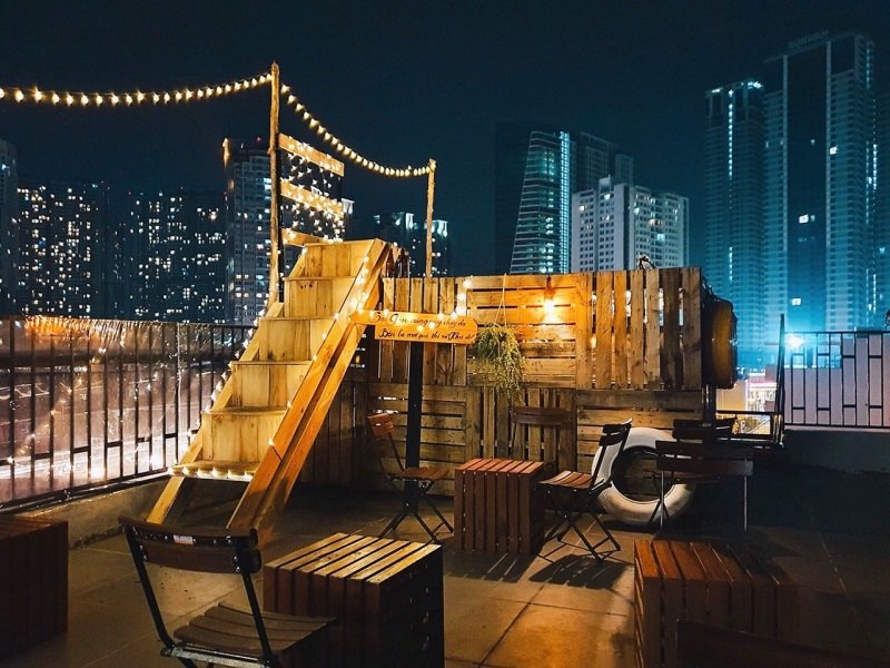 Khói - Cafe view đẹp Bình Thạnh thu hút nhiều khách hàng trẻ tuổi.