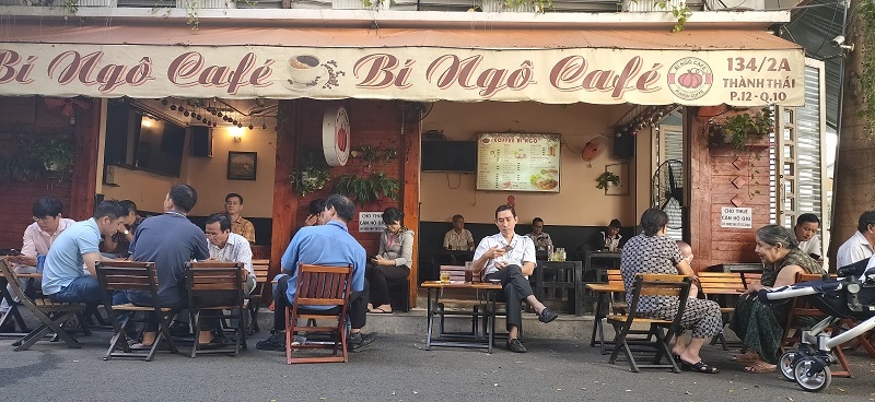 Bí Ngô - Địa chỉ cafe lề đường quận 10 đông khách.