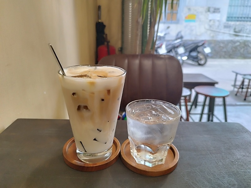 Rộtt - Cafe lề đường quận 10.